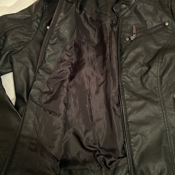 Women’s black moto type jacket. Double lined. Working zipper pockets - Picture 9 of 10